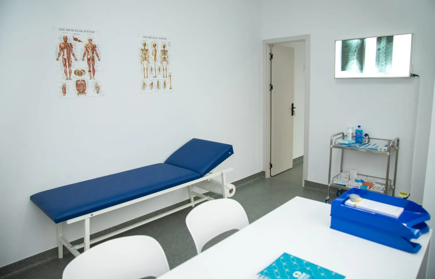 Cabinetul de ortopedie al clinicii TwinsMed, cu planșe anatomice și negatoscop