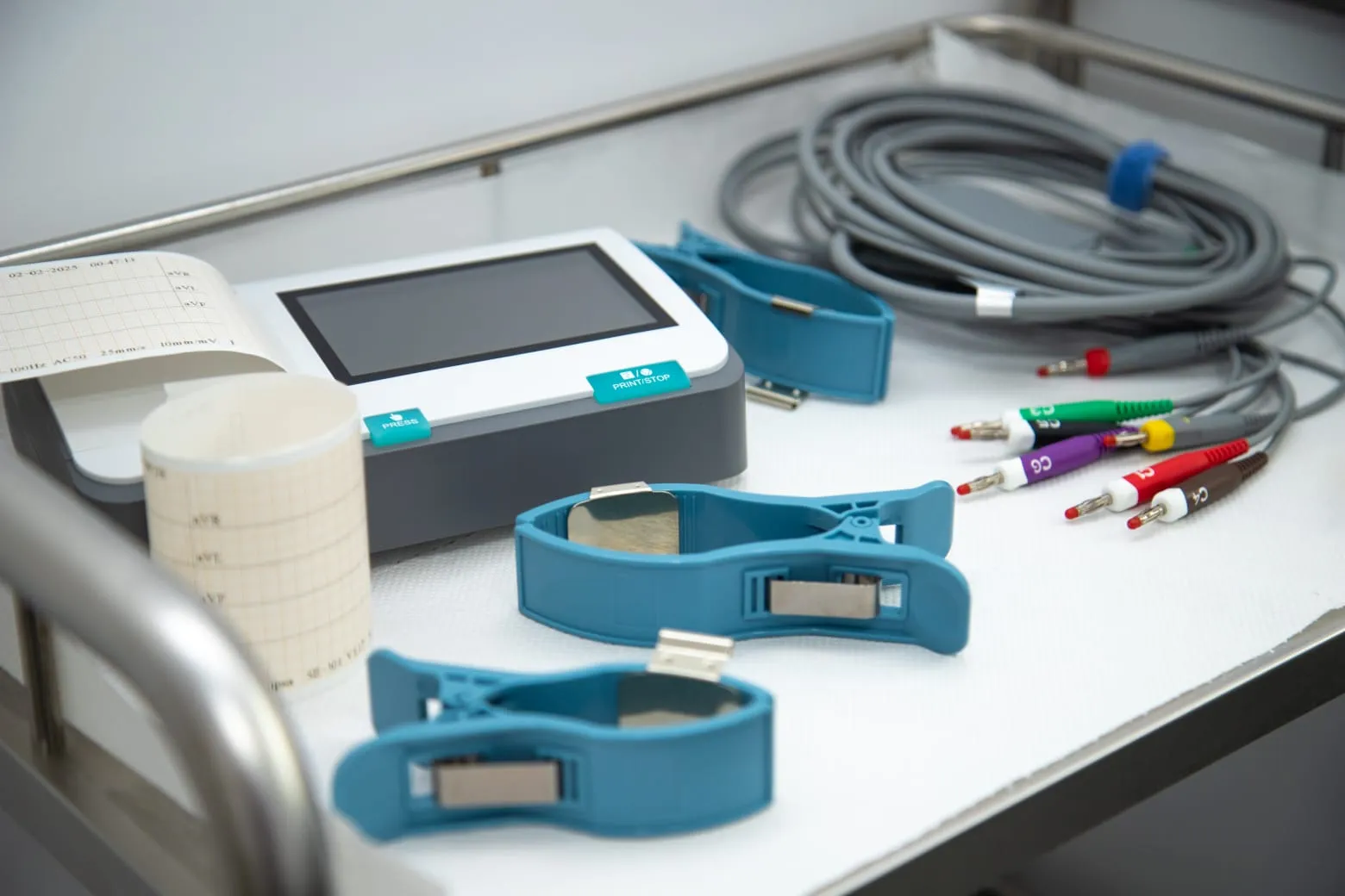 Aparat EKG portabil cu electrozi, pregătit pentru consultație la clinica TwinsMed