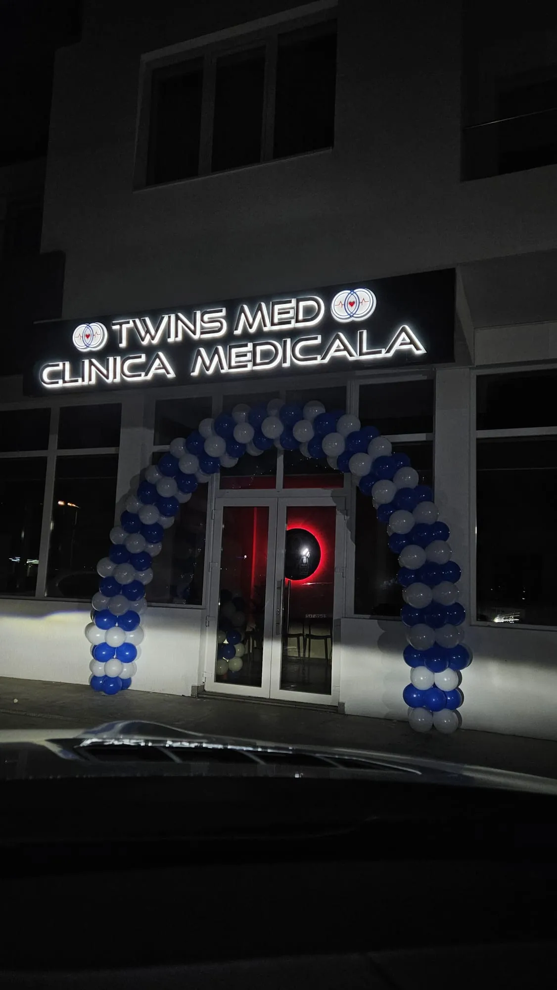 Fațada clinicii TwinsMed din Popești-Leordeni, cu firma luminoasă, în seara inaugurării
