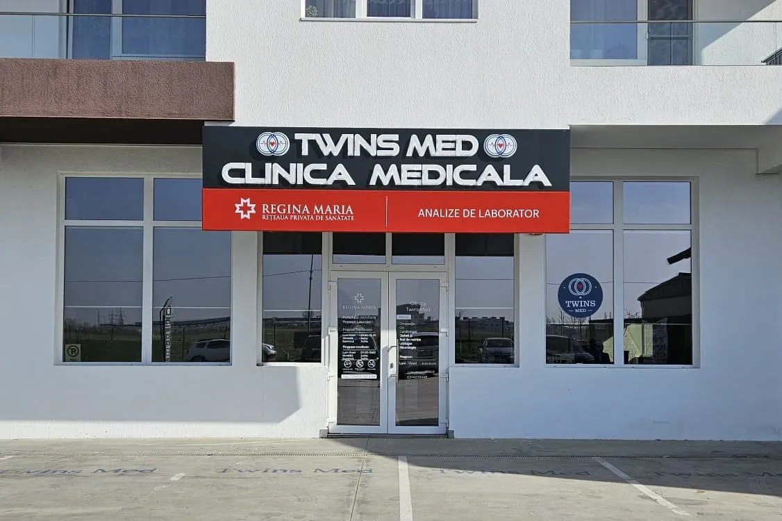 Fațada clinicii TwinsMed din Popești-Leordeni, cu firma clinicii și punctul de recoltare Regina Maria