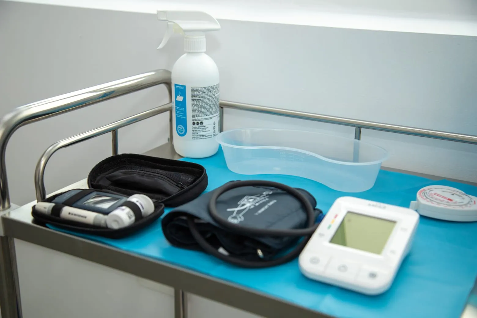 Glucometru și tensiometru în cabinetul de diabet și nutriție al clinicii TwinsMed