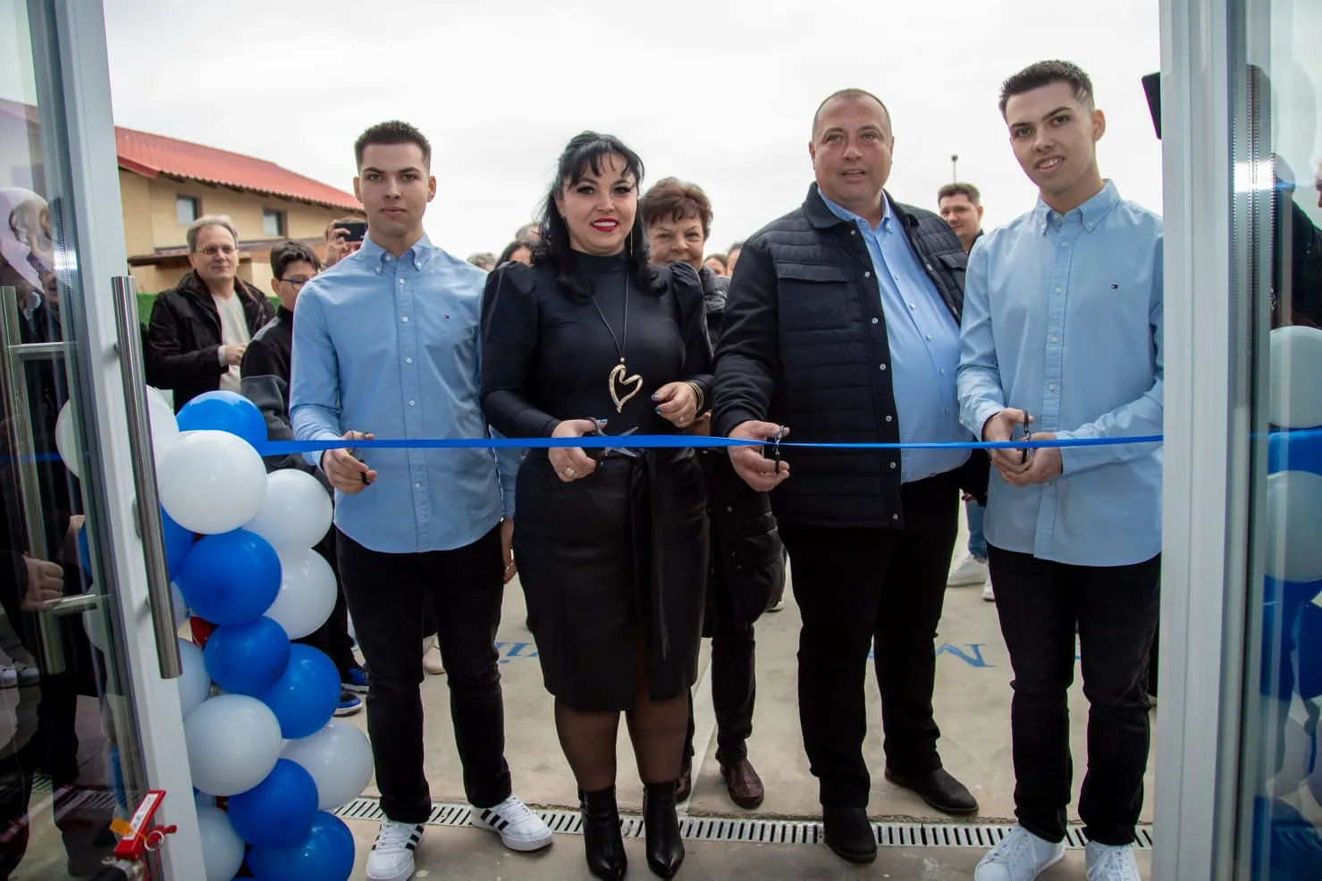 Tăierea panglicii la inaugurarea clinicii TwinsMed din Popești-Leordeni